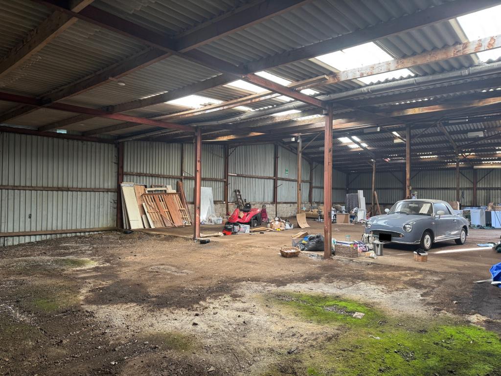 Lot: 112 - DETACHED BARN ON HALF AN ACRE WITH POTENTIAL - Internal view 1